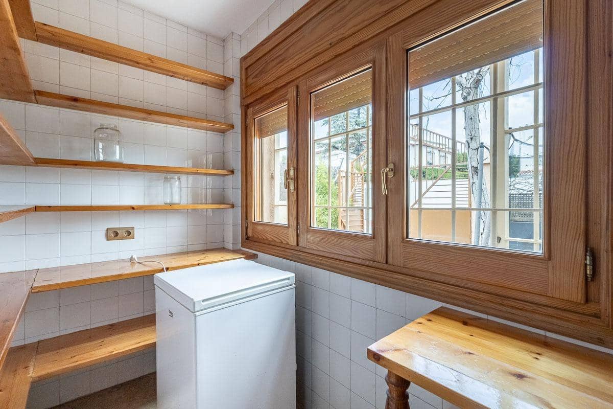 5 soverom Villa til salgs i Peligros med svømmebasseng garasje - € 510 000 (Ref: 9816067)