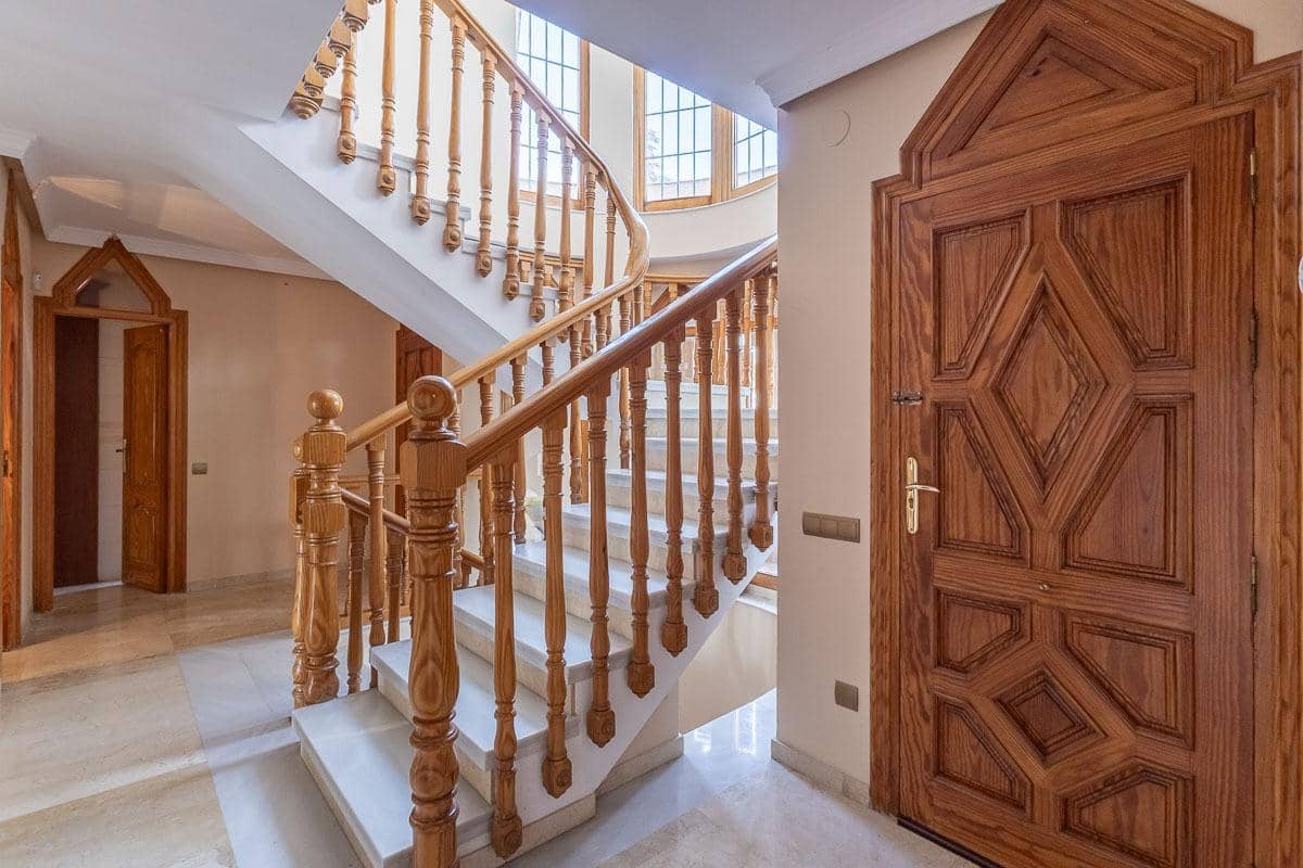 5 soverom Villa til salgs i Peligros med svømmebasseng garasje - € 510 000 (Ref: 9816067)
