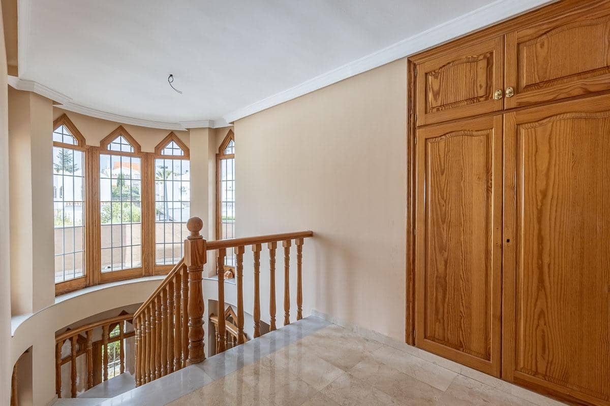 5 soverom Villa til salgs i Peligros med svømmebasseng garasje - € 510 000 (Ref: 9816067)