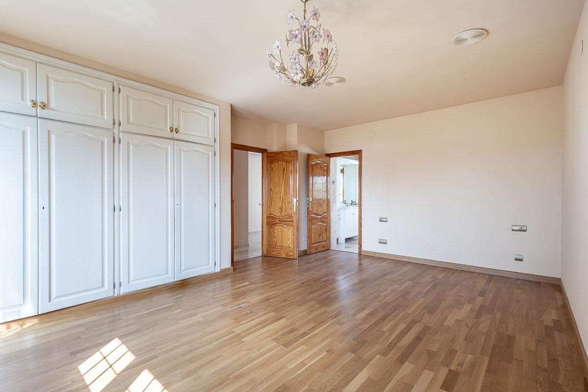5 soverom Villa til salgs i Peligros med svømmebasseng garasje - € 510 000 (Ref: 9816067)