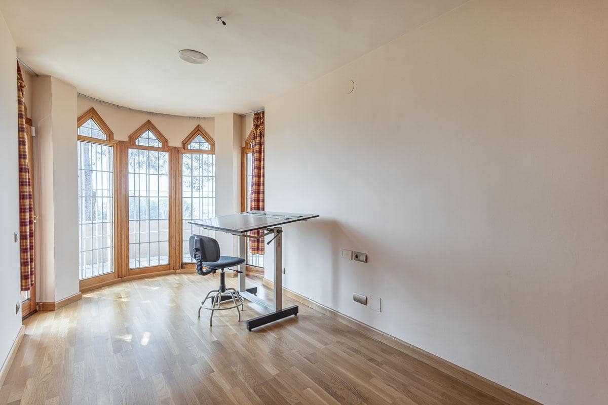5 soverom Villa til salgs i Peligros med svømmebasseng garasje - € 510 000 (Ref: 9816067)
