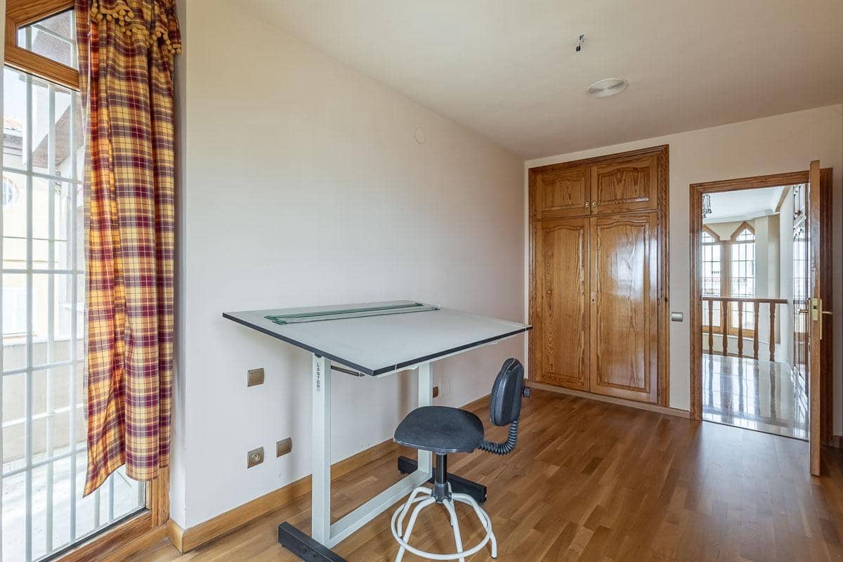 5 soverom Villa til salgs i Peligros med svømmebasseng garasje - € 510 000 (Ref: 9816067)