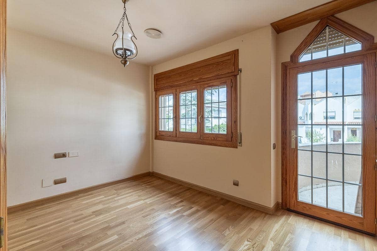 5 soverom Villa til salgs i Peligros med svømmebasseng garasje - € 510 000 (Ref: 9816067)