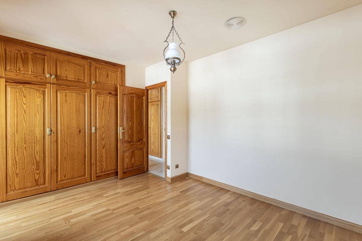 5 soverom Villa til salgs i Peligros med svømmebasseng garasje - € 510 000 (Ref: 9816067)
