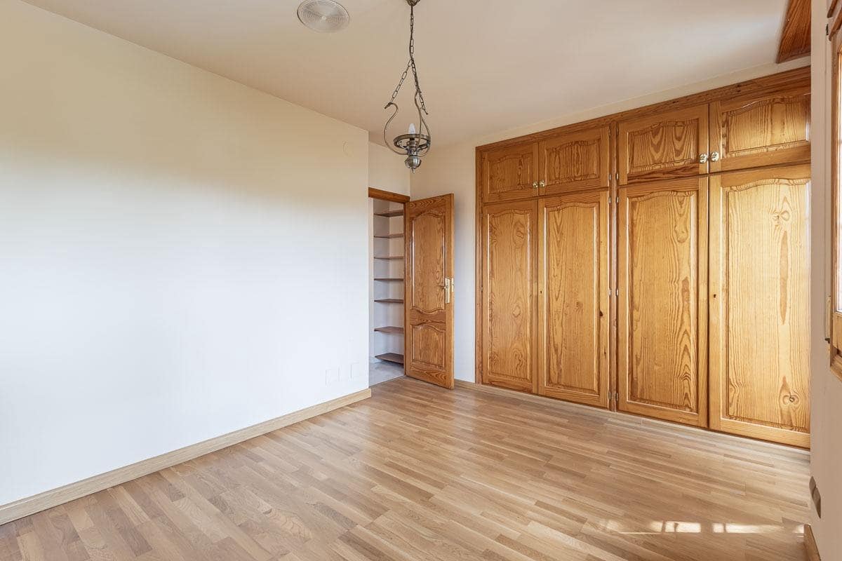 5 soverom Villa til salgs i Peligros med svømmebasseng garasje - € 510 000 (Ref: 9816067)