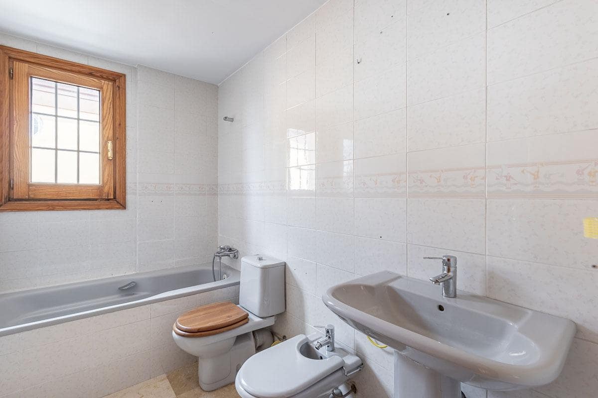5 soverom Villa til salgs i Peligros med svømmebasseng garasje - € 510 000 (Ref: 9816067)