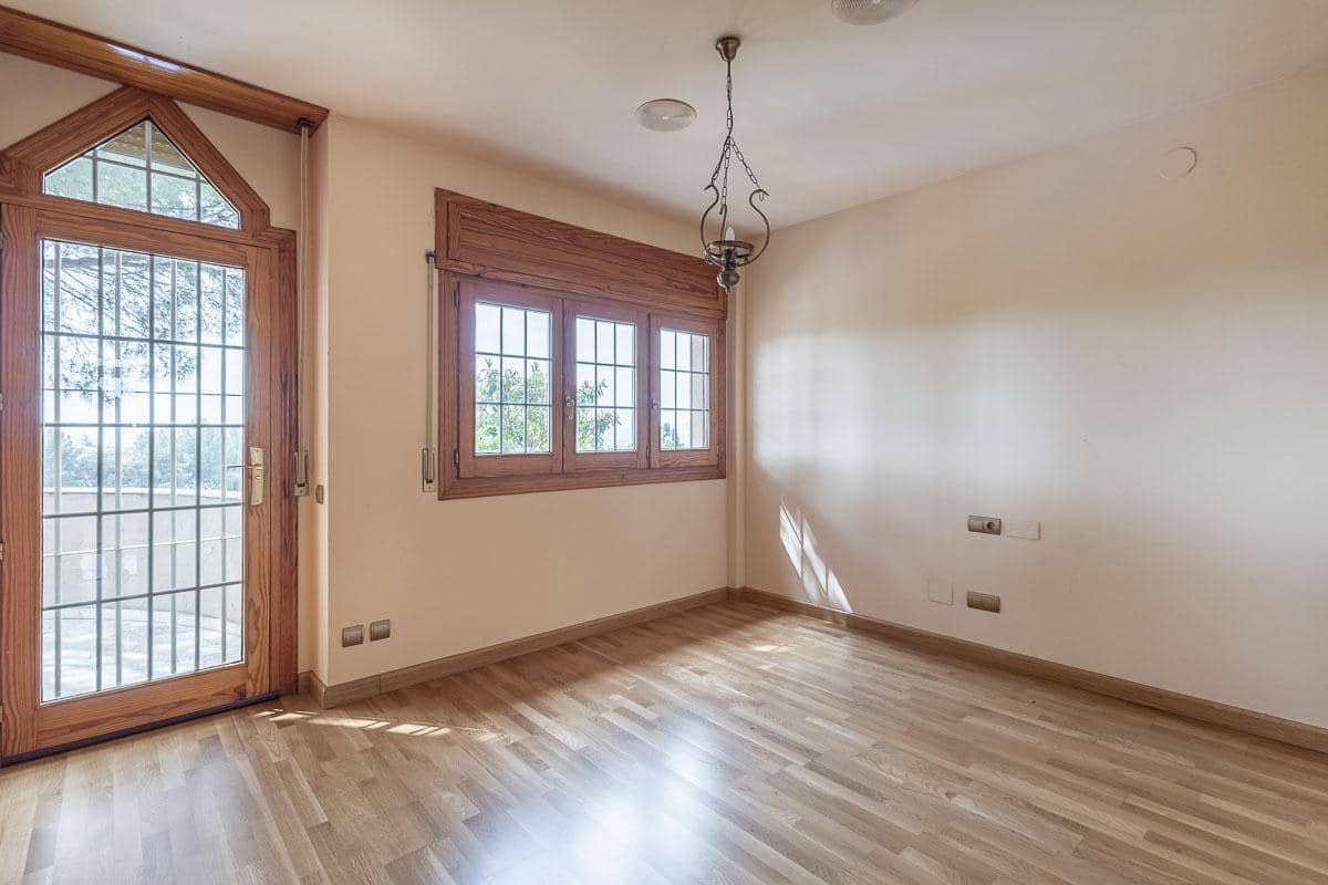 5 soverom Villa til salgs i Peligros med svømmebasseng garasje - € 510 000 (Ref: 9816067)