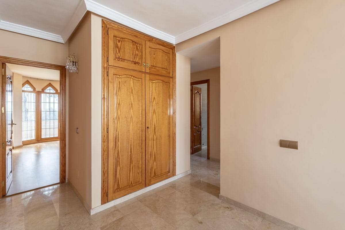 5 soverom Villa til salgs i Peligros med svømmebasseng garasje - € 510 000 (Ref: 9816067)