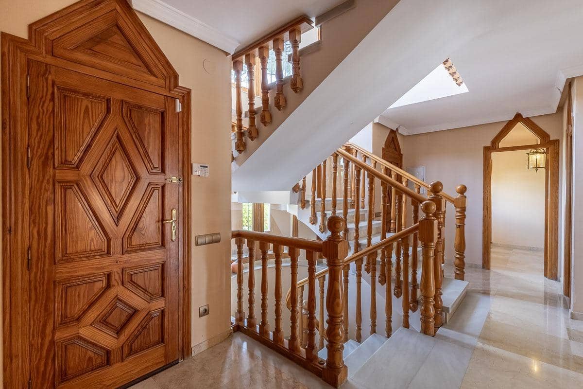 5 soverom Villa til salgs i Peligros med svømmebasseng garasje - € 510 000 (Ref: 9816067)