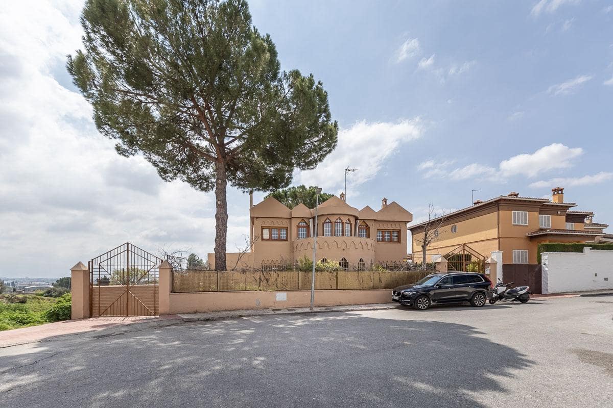 5 soverom Villa til salgs i Peligros med svømmebasseng garasje - € 510 000 (Ref: 9816067)