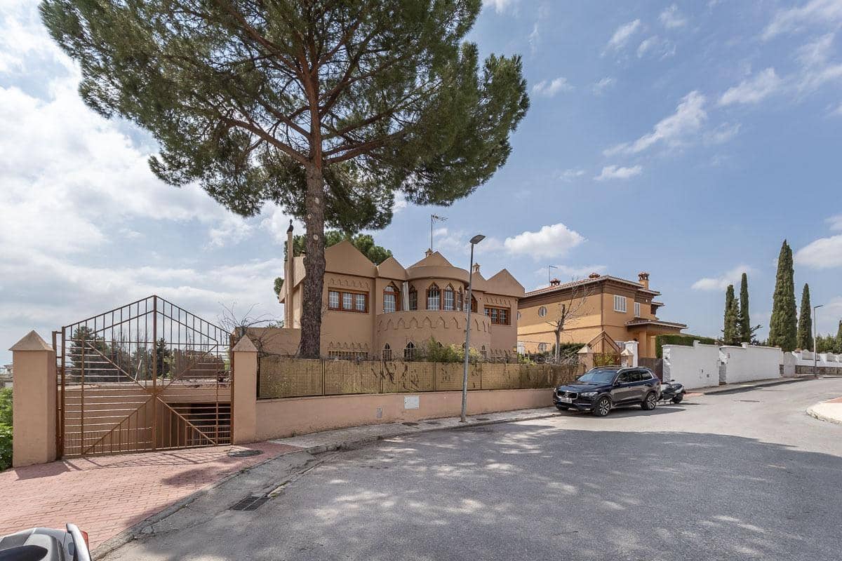 5 soverom Villa til salgs i Peligros med svømmebasseng garasje - € 510 000 (Ref: 9816067)