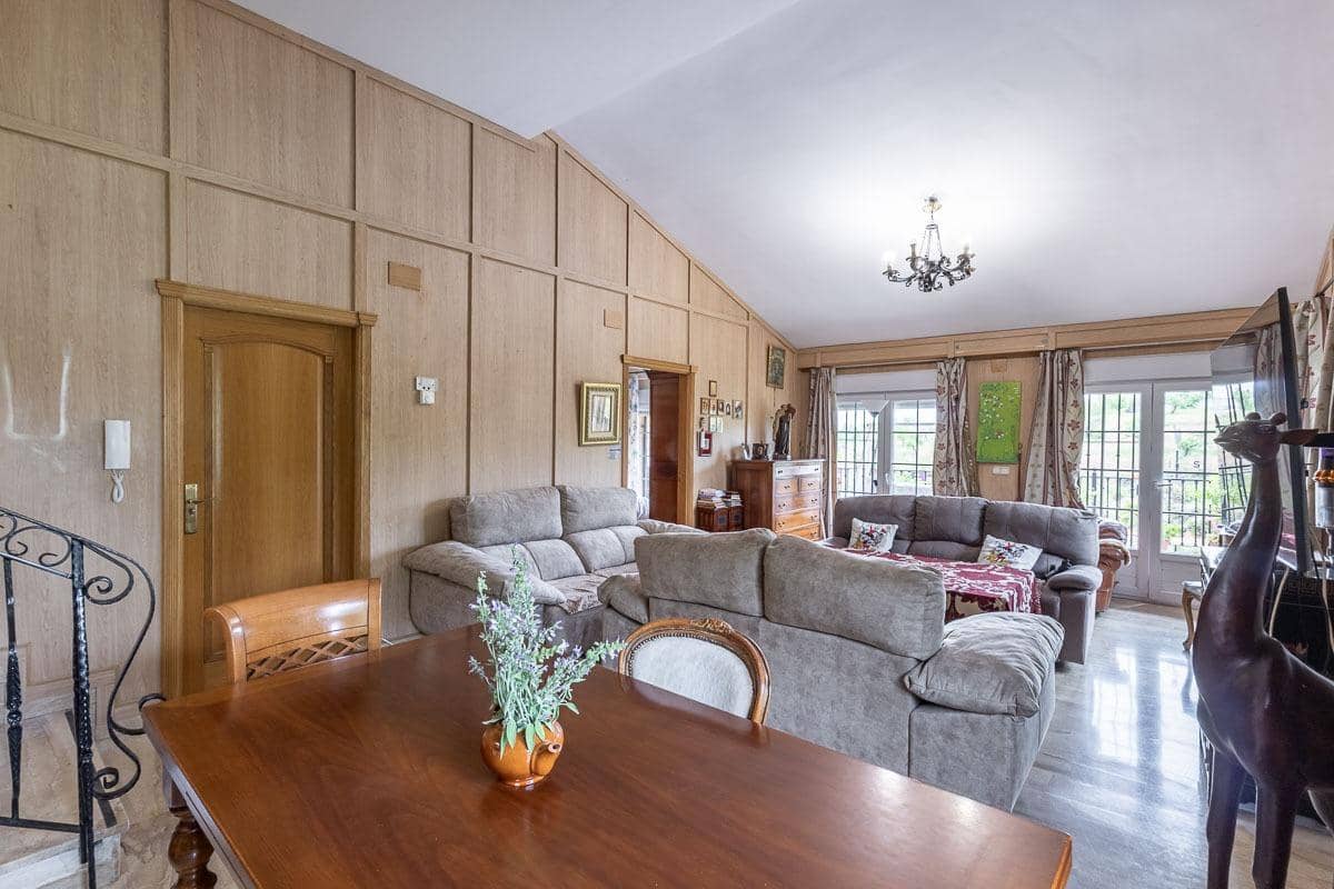 6 bedroom Villa for sale in Gojar with pool garage - € 425,000 (Ref: 9820422)