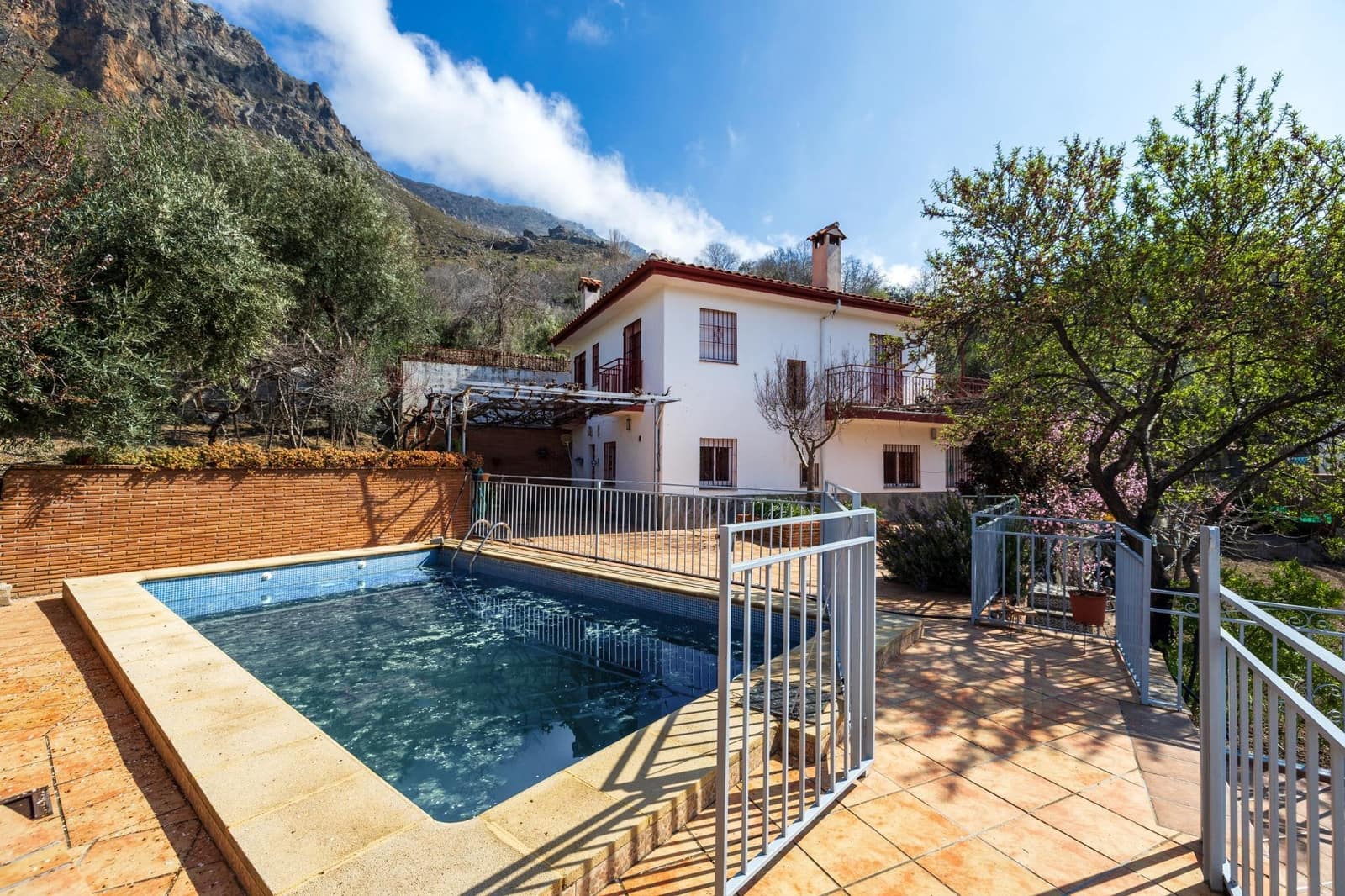 6 bedroom Villa for sale in Guejar Sierra with pool garage - € 430,000 (Ref: 9822835)