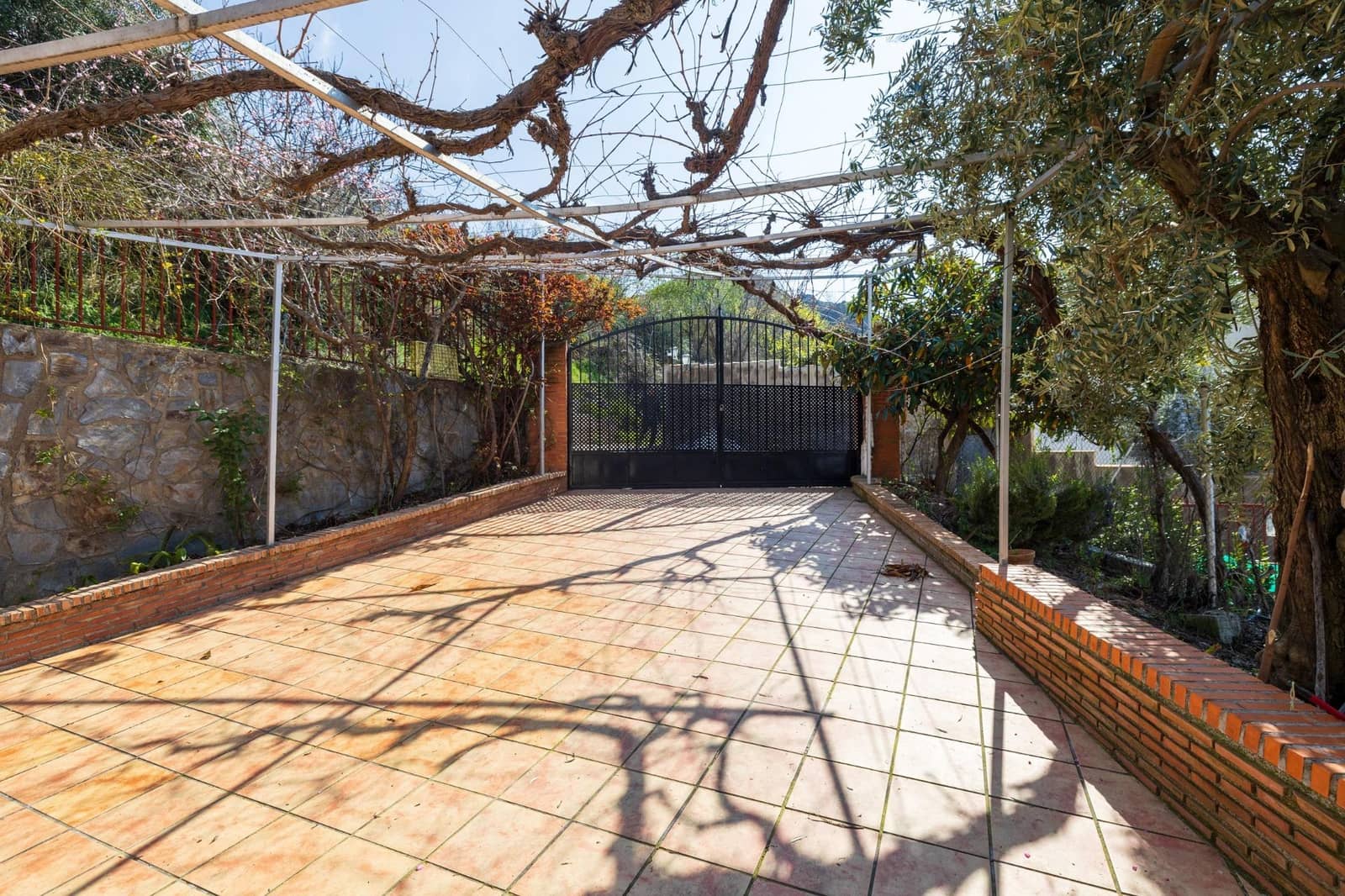 6 bedroom Villa for sale in Guejar Sierra with pool garage - € 430,000 (Ref: 9822835)