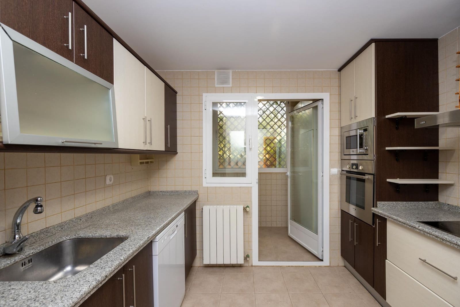 2 soveværelse Rækkehus til salg i Las Gabias med swimmingpool garage - € 245.000 (Ref: 9822837)