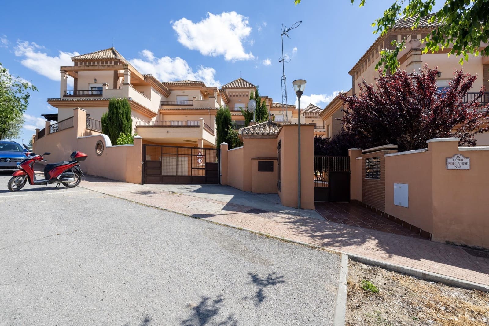 2 soveværelse Rækkehus til salg i Las Gabias med swimmingpool garage - € 245.000 (Ref: 9822837)