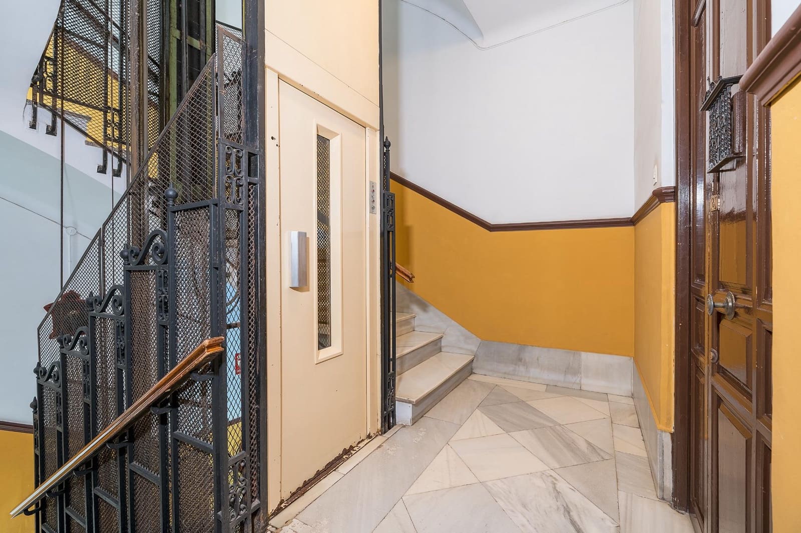Office for sale in Granada city - € 35,000 (Ref: 9825067)