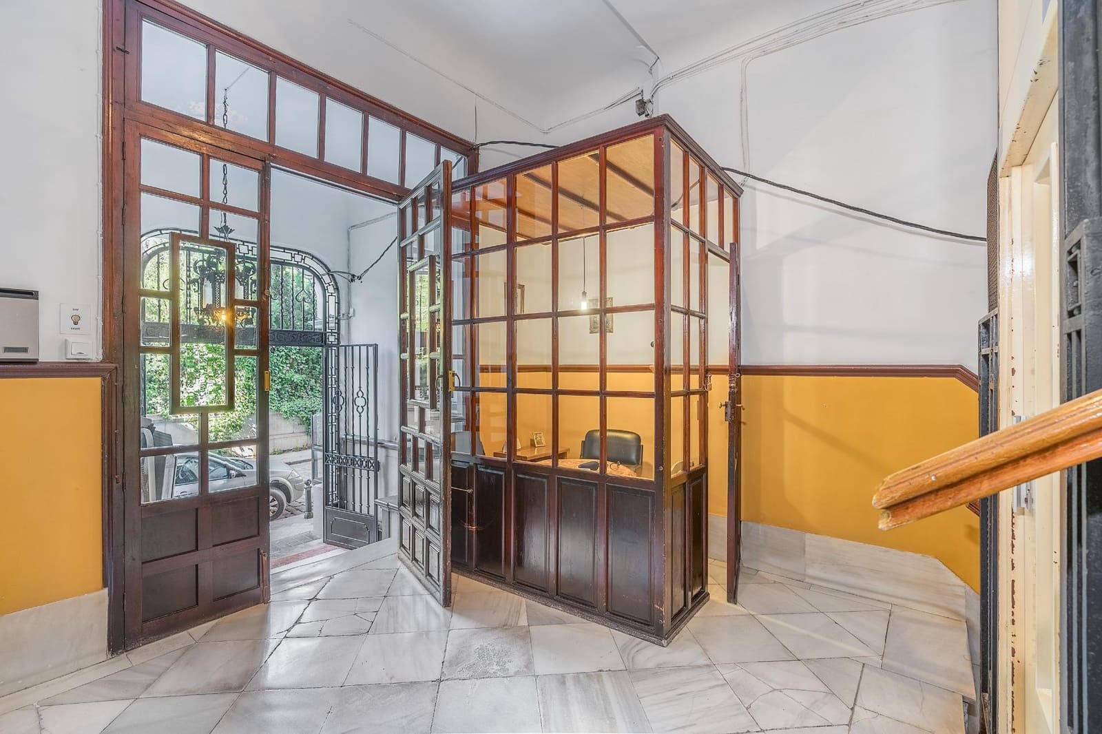 Office for sale in Granada city - € 35,000 (Ref: 9825067)