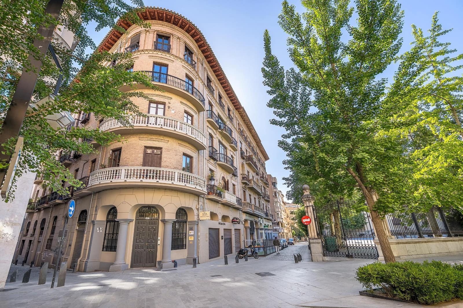 Office for sale in Granada city - € 35,000 (Ref: 9825067)