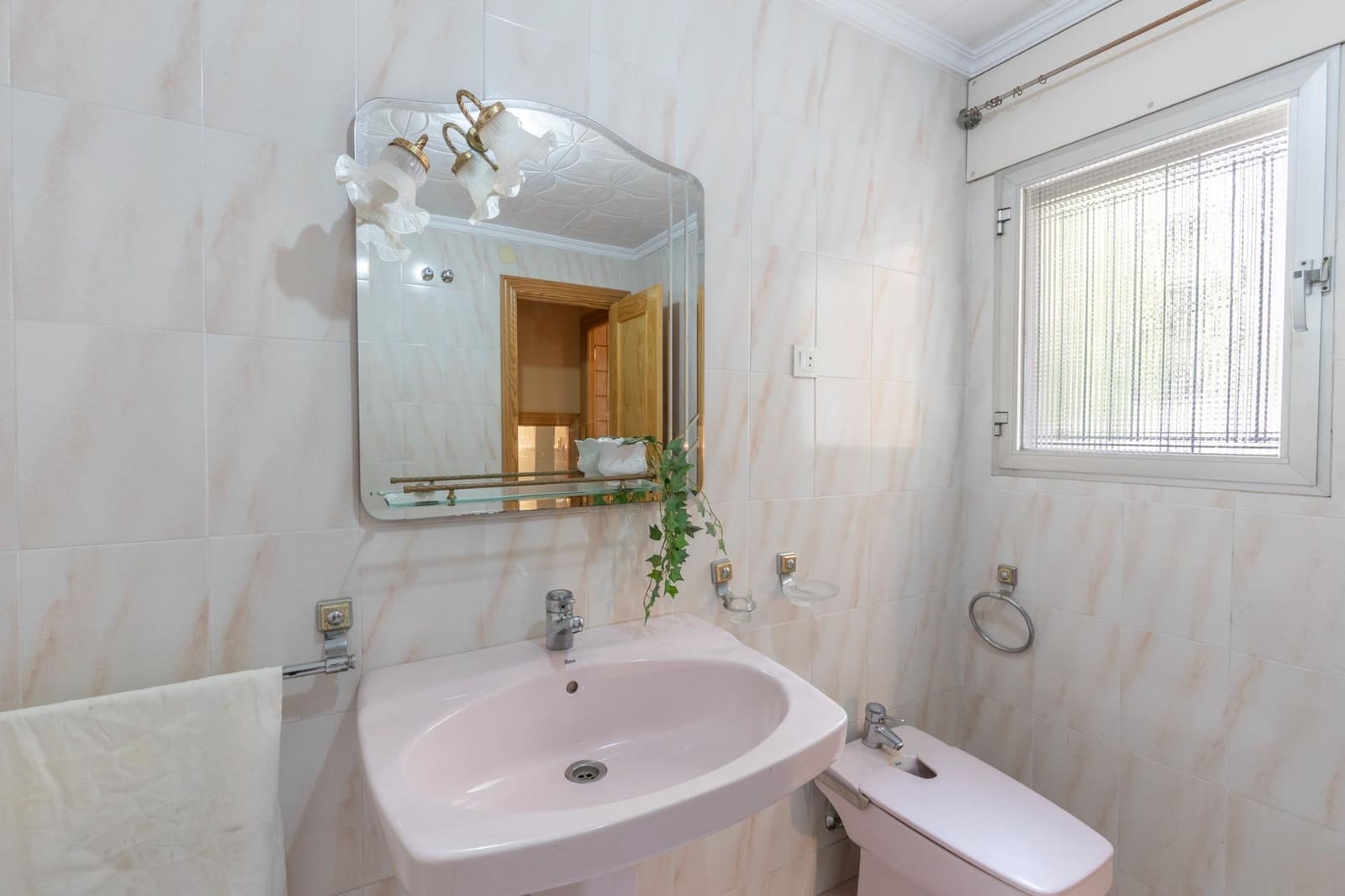 Casa de 5 habitaciones en Armilla en venta con garaje - 295.000 € (Ref: 9829408)
