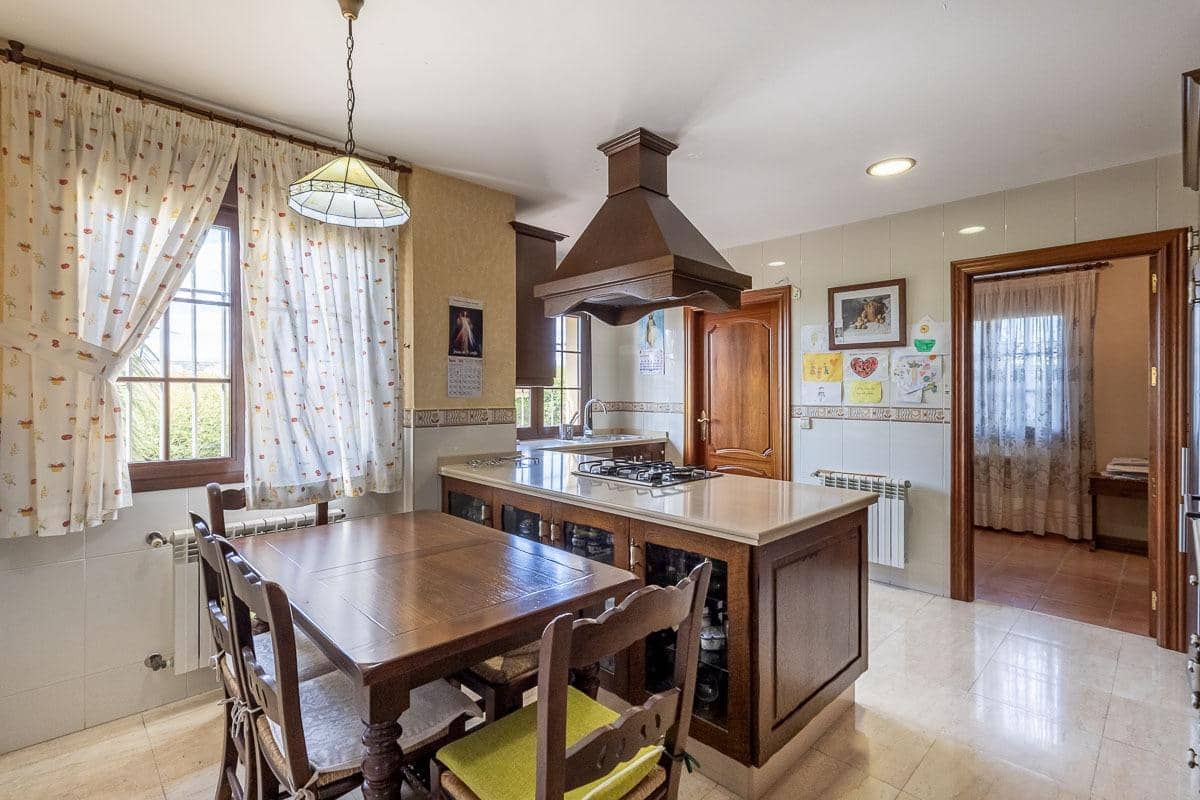 5 Zimmer Villa zu verkaufen in Cajar mit Garage - 560.000 € (Ref: 9831765)