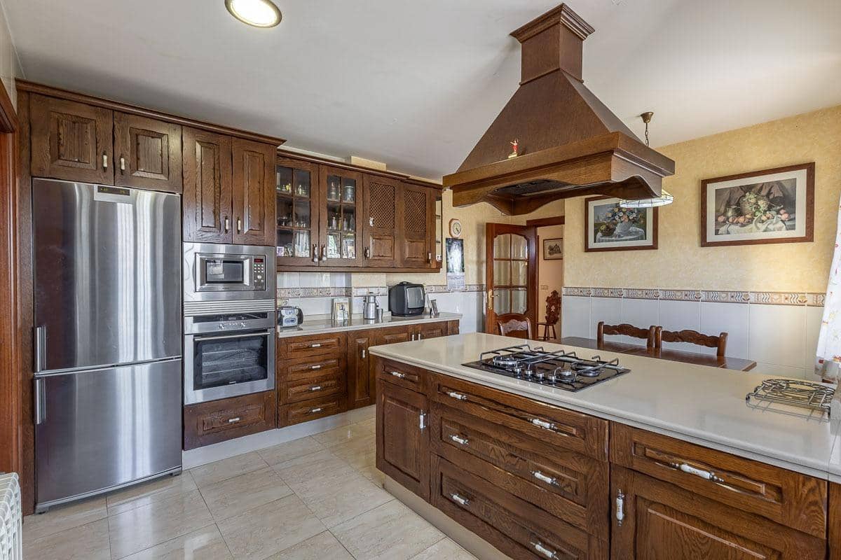 5 Zimmer Villa zu verkaufen in Cajar mit Garage - 560.000 € (Ref: 9831765)