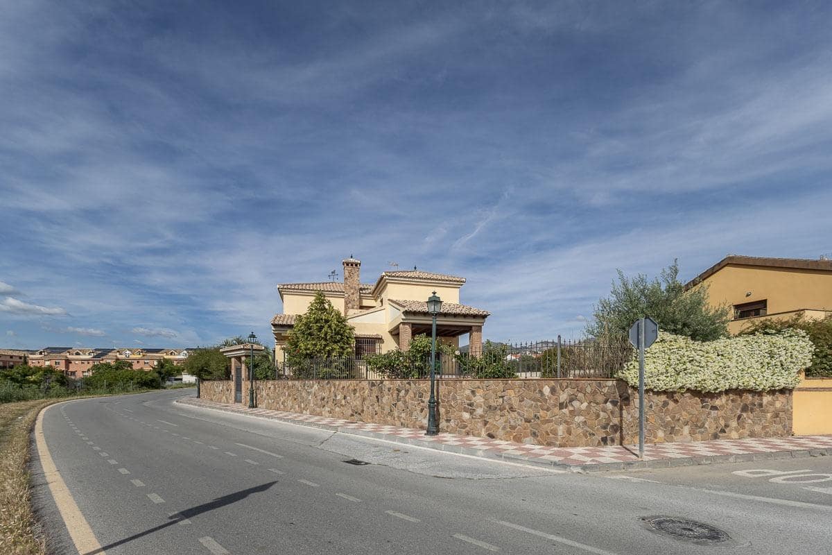 5 Zimmer Villa zu verkaufen in Cajar mit Garage - 560.000 € (Ref: 9831765)