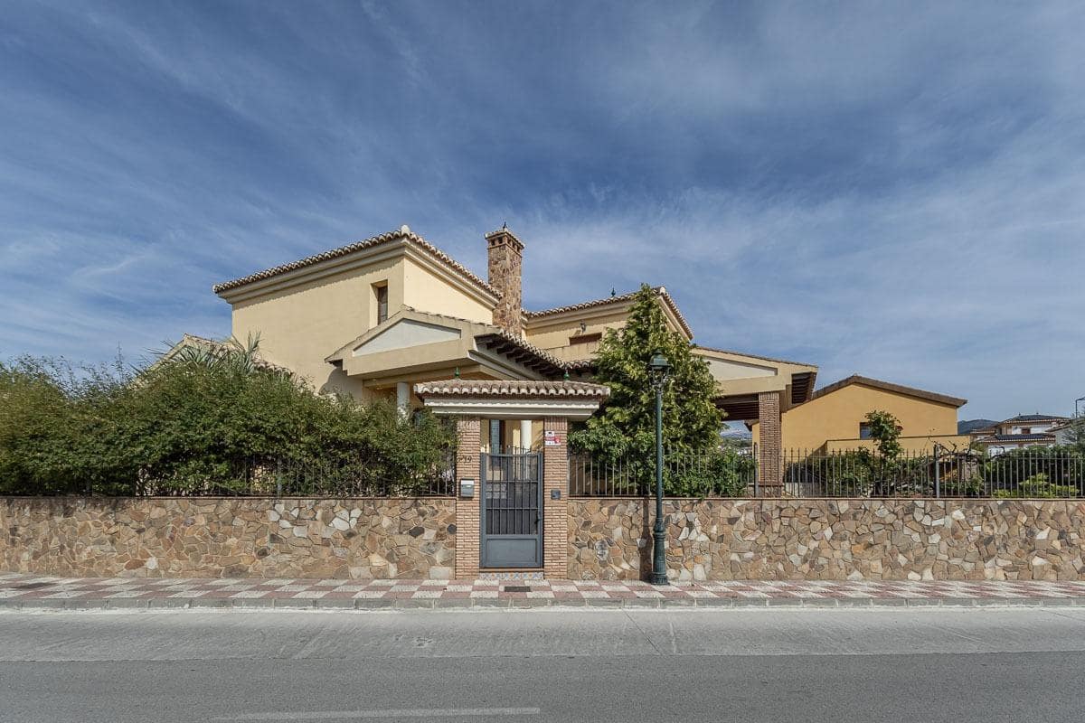 5 Zimmer Villa zu verkaufen in Cajar mit Garage - 560.000 € (Ref: 9831765)