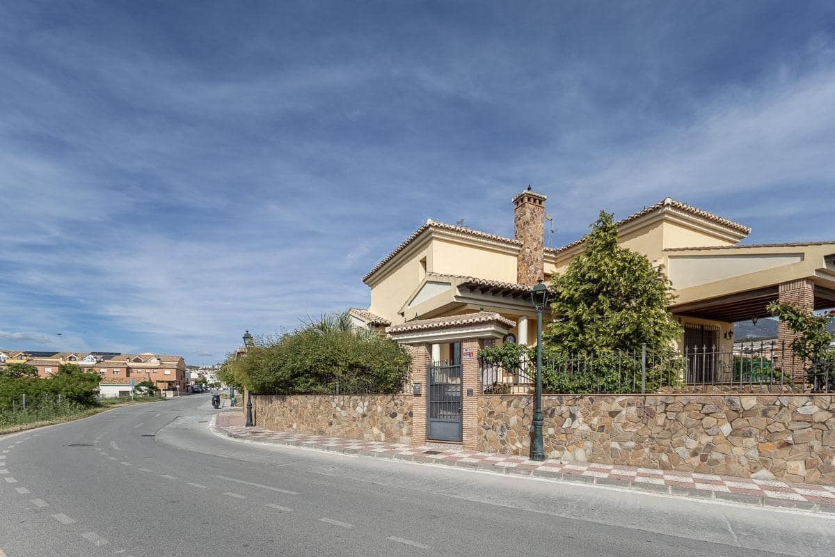 5 Zimmer Villa zu verkaufen in Cajar mit Garage - 560.000 € (Ref: 9831765)