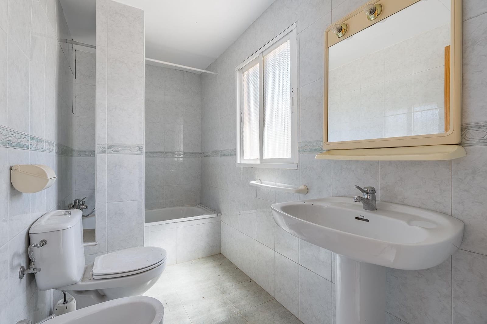 5 Zimmer Villa zu verkaufen in Dilar mit Pool Garage - 249.000 € (Ref: 9833949)