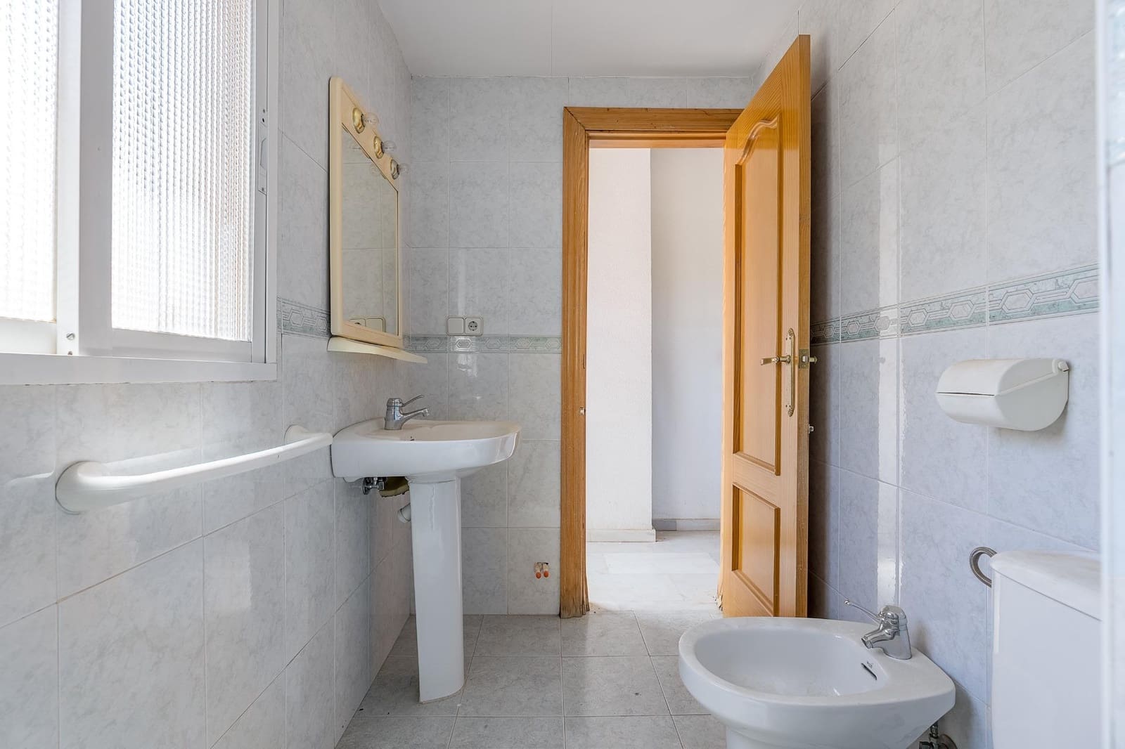 5 Zimmer Villa zu verkaufen in Dilar mit Pool Garage - 249.000 € (Ref: 9833949)