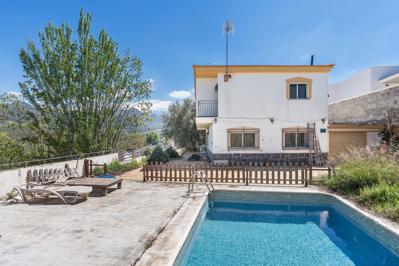 5 Zimmer Villa zu verkaufen in Dilar mit Pool Garage - 249.000 € (Ref: 9833949)