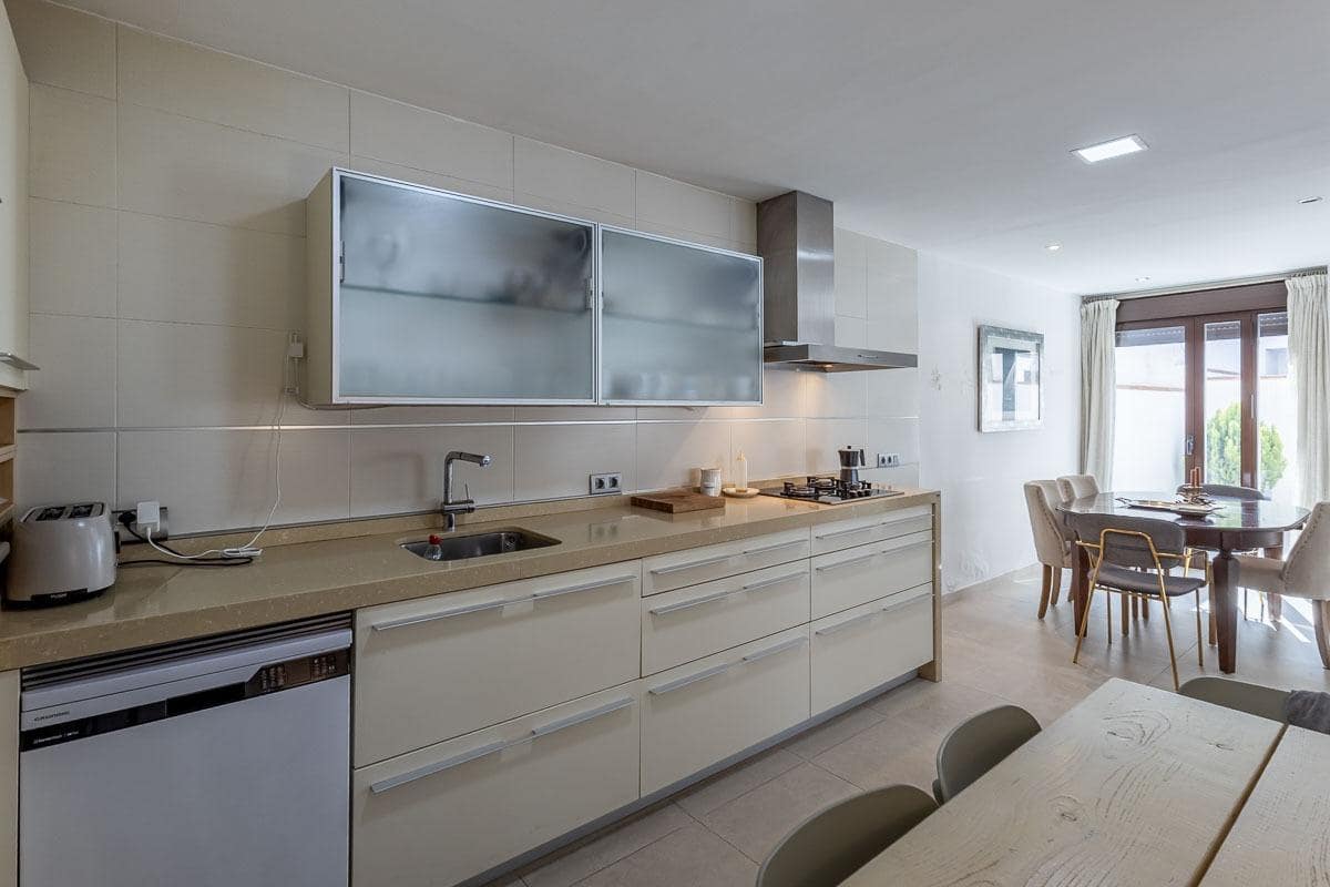 5 bedroom Villa for sale in Huetor Vega with pool garage - € 525,000 (Ref: 9851985)