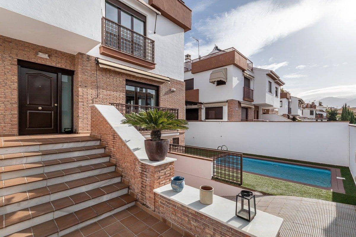 5 bedroom Villa for sale in Huetor Vega with pool garage - € 525,000 (Ref: 9851985)