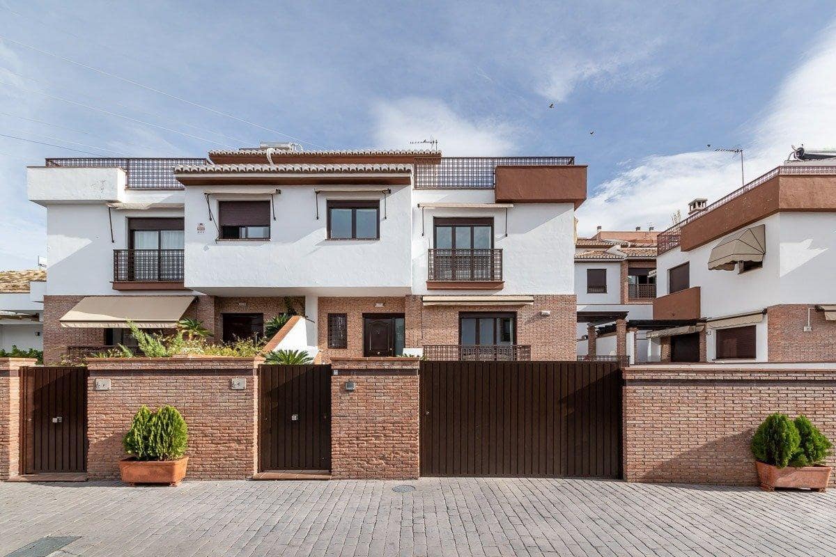 5 bedroom Villa for sale in Huetor Vega with pool garage - € 525,000 (Ref: 9851985)