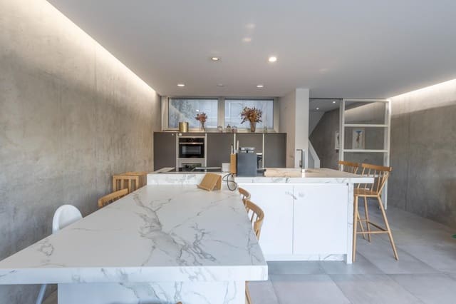3 sypialnia Willa na sprzedaż w Miasto Grenada z garażem - 739 000 € (Ref: 9855792)