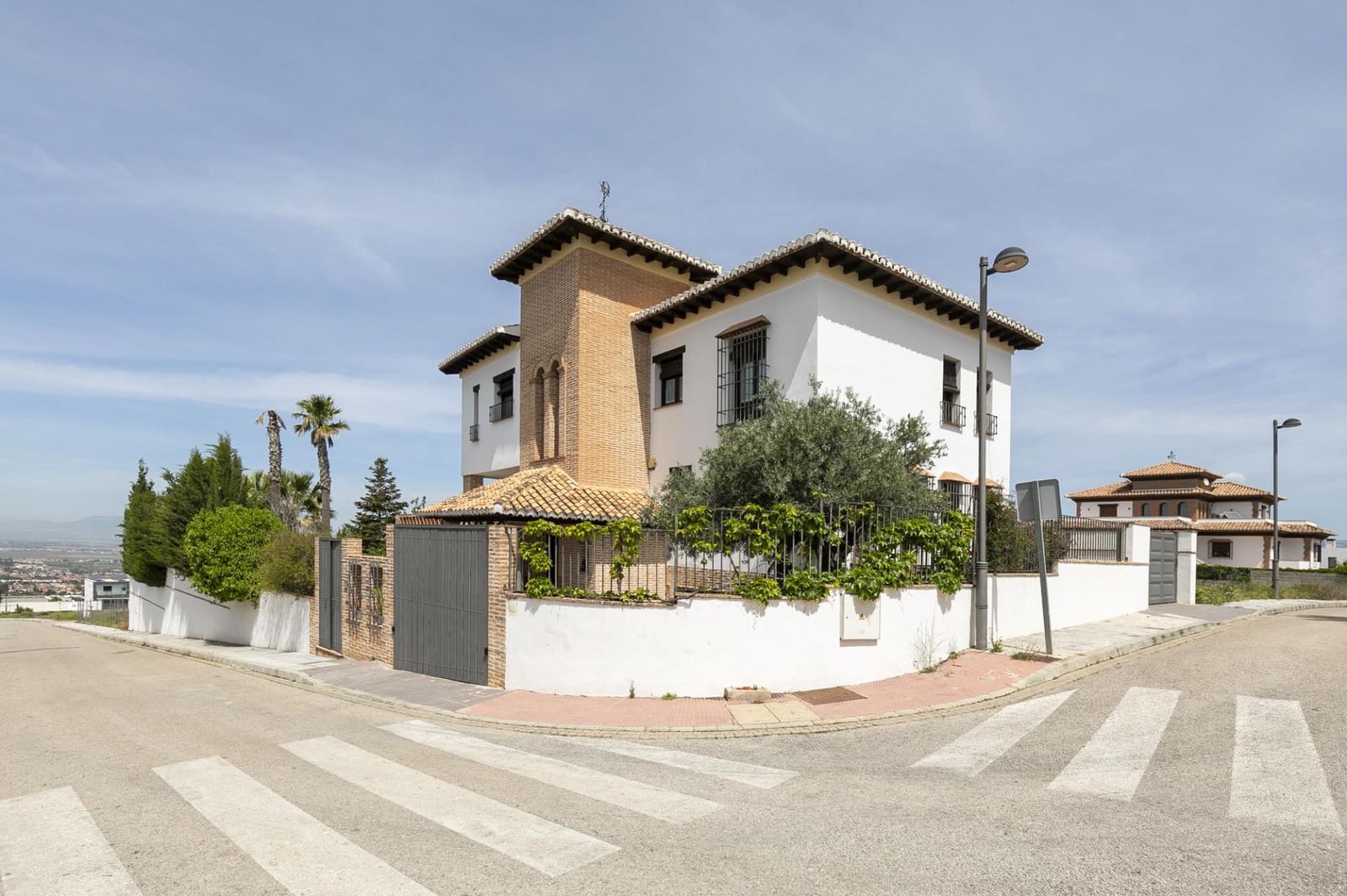 6 soverom Villa til salgs i La Zubia med svømmebasseng garasje - € 606 000 (Ref: 9855800)