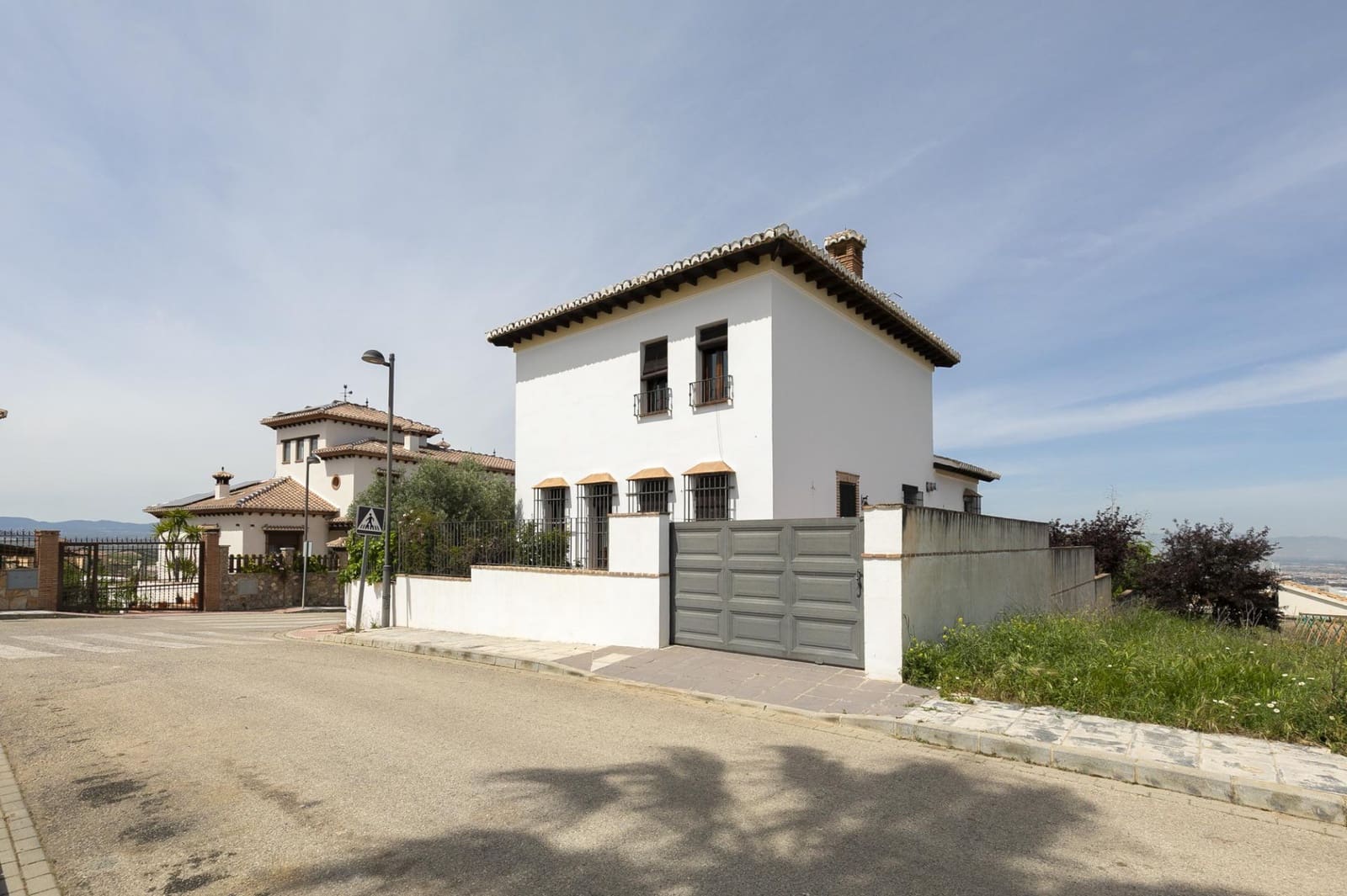 6 soverom Villa til salgs i La Zubia med svømmebasseng garasje - € 606 000 (Ref: 9855800)