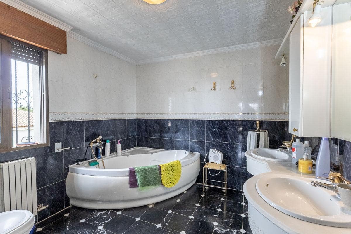 6 bedroom Villa for sale in Monachil with garage - € 450,000 (Ref: 9867221)