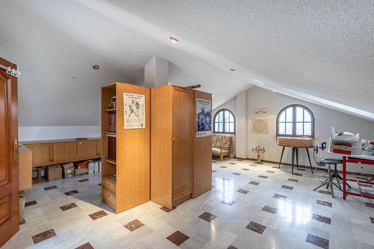 6 bedroom Villa for sale in Monachil with garage - € 450,000 (Ref: 9867221)