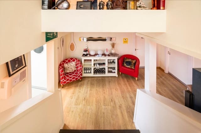 Kommersiell til salgs i Centro - Sagrario, Granada by - € 298 000 (Ref: 9868909)