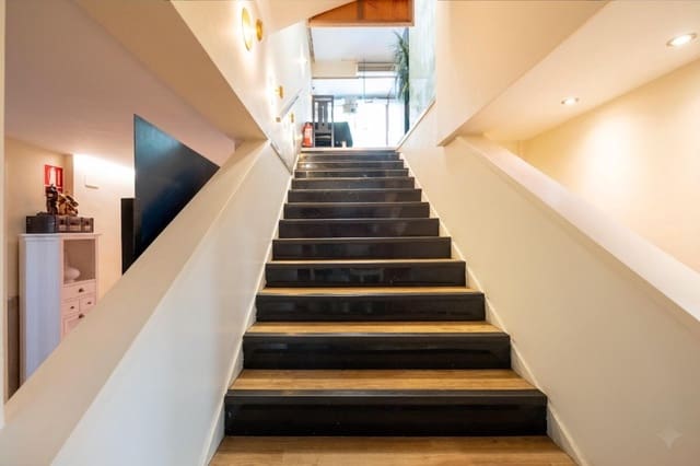 Kommersiell til salgs i Centro - Sagrario, Granada by - € 298 000 (Ref: 9868909)