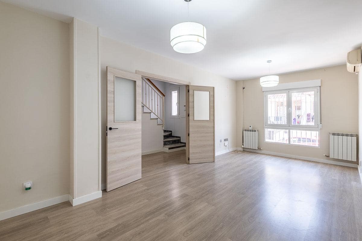 3 bedroom Townhouse for sale in Las Gabias with garage - € 210,000 (Ref: 9873720)