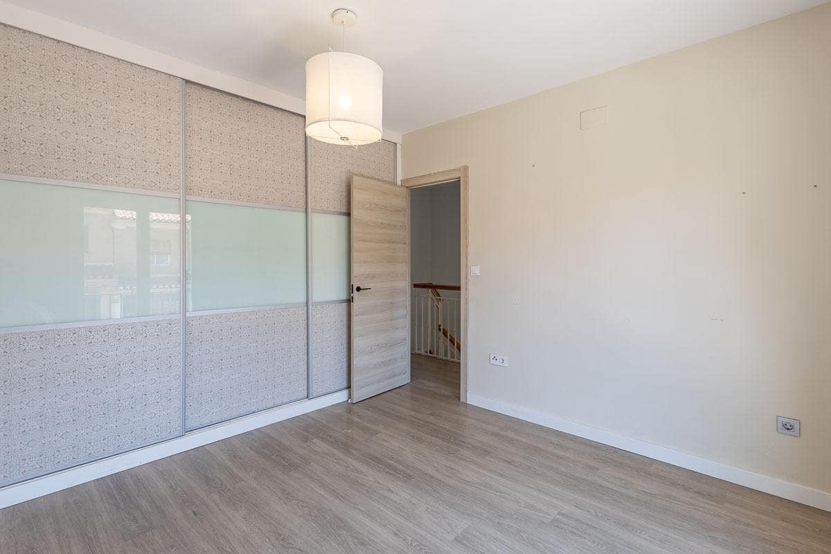 3 bedroom Townhouse for sale in Las Gabias with garage - € 210,000 (Ref: 9873720)