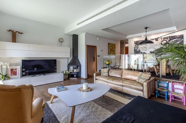 4 soveværelse Semi-Rækkehus til salg i Granada by med garage - € 695.000 (Ref: 9876695)