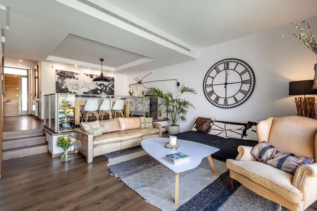 4 soveværelse Semi-Rækkehus til salg i Granada by med garage - € 695.000 (Ref: 9876695)