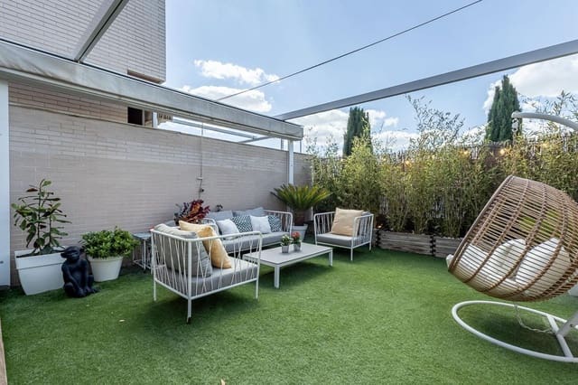 4 soveværelse Semi-Rækkehus til salg i Granada by med garage - € 695.000 (Ref: 9876695)