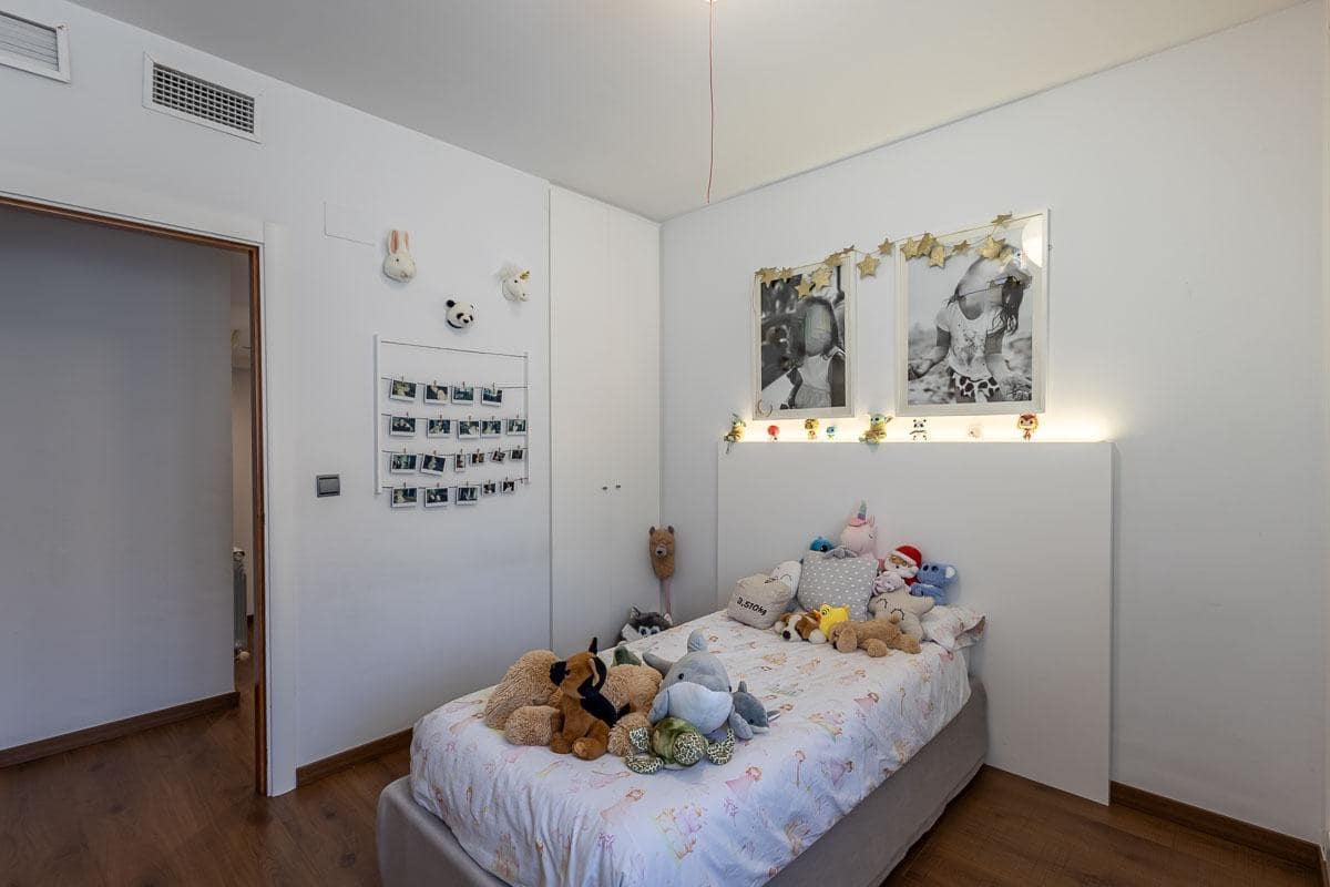 4 soverom Kjedet enebolig til salgs i Granada by med garasje - € 695 000 (Ref: 9876695)