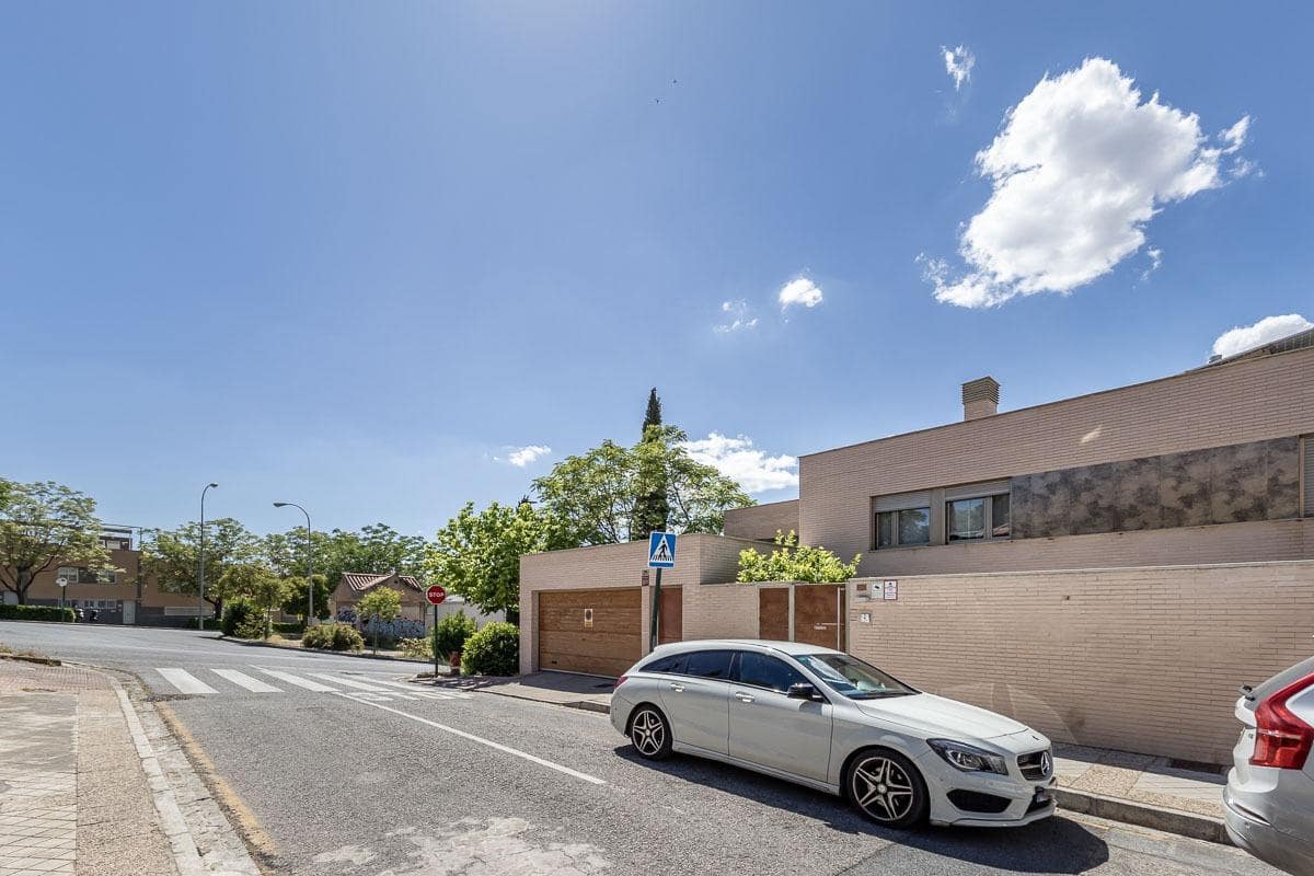 4 soverom Kjedet enebolig til salgs i Granada by med garasje - € 695 000 (Ref: 9876695)