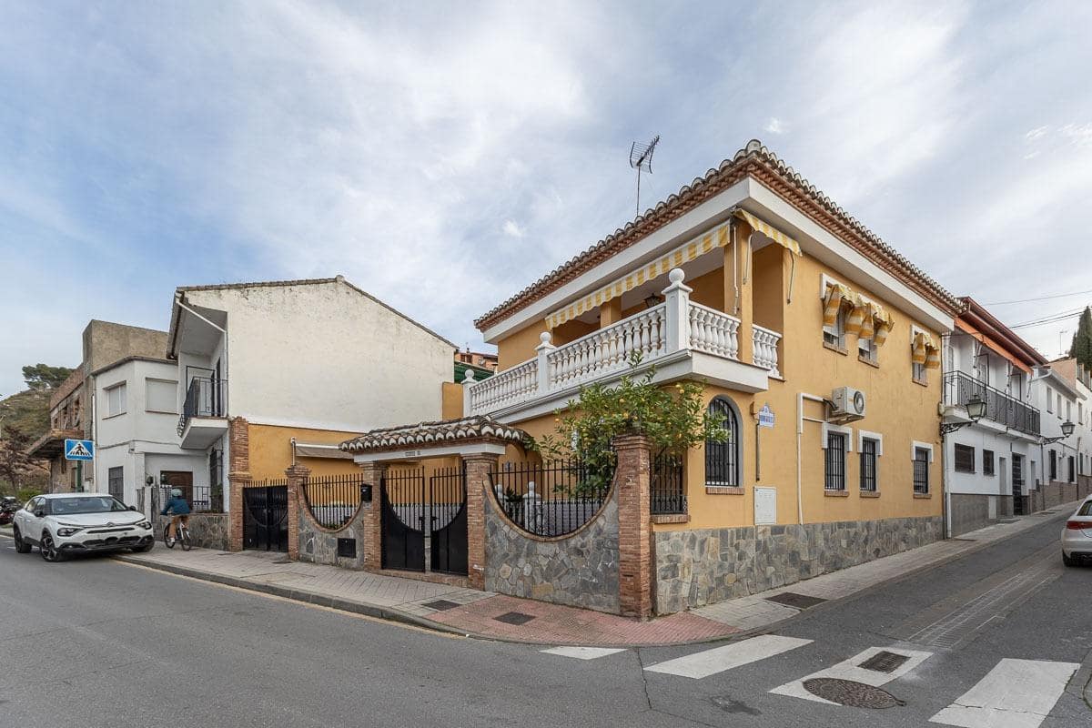 Casa de 4 habitaciones en Granada ciudad en venta con garaje - 580.000 € (Ref: 9890607)